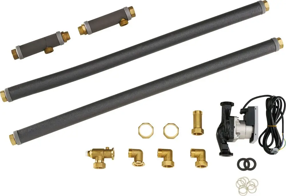 Bosch-Zubehörset für Warmwasserspeicher bestehend aus zwei langen Rohren, verschiedenen Messingfittings und einer Pumpe, geeignet für Heizkessel-Verbindungen.